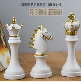 Resim Simüle Satranç Süsü Savaş Atı Kral Kraliçe Satranç Mobilya Ev Mağazası Okul Wenchuang Yumuşak Sanat Dekorasyonu Yeni Satranç Üç Parçalı Set Beyaz Trompet 