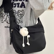 Resim Yeni Trendy Çantalar Geldi, Kadınlar İçin Çapraz Vücut Tasarımı ile. Bu Geniş Nylon Omuz Çantası Siyah ve Beyaz Renklerde, Her Gün Kullanım İçin Mükemmel. Hafif ve Çok Yönlü, İstenilen Şekli, Çoklu Fermuar Kapanışları ve Ayarlanabilir Askılar ile, İş Giderileri ve Seyahat İçin İdeal. 