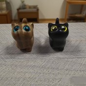 Resim JXMYBA Mini Kedi Figürü - İfade Dolu Gözlerle Sevimli Kedim, Kahverengi-Siyah veya Siyah-Altın Renk Seçenekleri, Kompakt Masa Dekoru veya Anahtarlık - Kedi Severler İçin Doğum Günü/Sevgililer Günü Hediyesi - Pilsiz, Tatil Süslemesi, El Yapımı Ahşap Heykel, Dekoratif Parça, Evcil Hayvan Sahipleri 