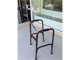 Resim Normadia Katlanabilir Metal Yürüteç, Ayarlanabilir Boy, Dört Ayaklı Güçlü Tasarım 
