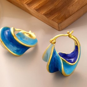 Resim Geleneksel spiral desenleri ve mavi emaye ile süslenmiş şık bir kadın küpeleri takımı, rahat plaj partileri için mükemmel. 