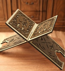 Resim Genel Markalar Kişiye Özel Ahşap Oyma Desenli Orta Boy Dekoratif Kur'an-ı Kerim Rahlesi 