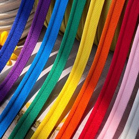 Resim 1 Rulo Vanstan Kenar Dikiş Kurdele İpi - Ekstra Uzun 200cm (6.5ft) Kumaş, Perde ve Elbise için Pürüzsüz Kenarlı Dikiş İpi, Ağır İş Projeleri İçin Dayanıklı, Makine ve El Dikimi Uyumlu, DIY El Sanatları Malzemeleri, Canlı Renkler, Yüksek Kaliteli Dikiş İpi 