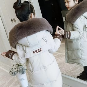 Resim Kızlar için kışlık, sahte kürk kapüşonlu, işlemeli harf detaylı, rahat dar kesim, dokuma polyesterden yapılmış, esnemez kumaş, soğuk hava için kalın ve sıcak ceket. 