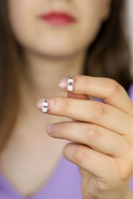 Resim Doğan Silver Gümüş 14 Mm Beyaz Taşlı Halka Küpe Dgn21131 