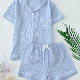 Resim Kadınlar için Rahat Açık Mavi Pijama Takımı Kalp Nakışlı - Kısa Kollu Bluz ve Şort, Cebi Olan Düğmeli, Bahar/Yaz/Sonbahar için Mükemmel, Rahat Kesim, Günlük Giyim|Günlük Stil|Kısa Kollu Gömlek 
