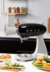 Resim Smeg, SMF04BLEU mutfak robotu, 10 hız kademesi, Smooth Start sistemi ve dengede çalışma fonksiyonu, 4,8 litrelik karıştırma kabı, motor emniyeti, 2 çırpma teli ve yoğurma kancası dahil, 800 W, siyah 