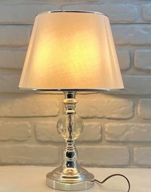 Resim Krom Ayaklı Büyük Kristal Taşlı Krom Şeritli Beyaz Kumaş Şapkalı Abajur Masa Lambası 
