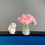 Resim Sevimli Mini Reçine Tavşan Figürü - Pilsiz Masaüstü Dekoru, Araba ve TV için Şans Talismanı, Cam Kavanozda Pembe Çiçeklerle Ev & Ofis Süsü 