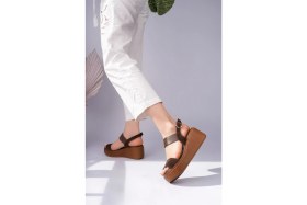 Resim Sy Leather Berry Model Hakiki Deri Tek Bant Bilekten Tokalı Dolgu Topuk Kadın Günlük Sandalet 
