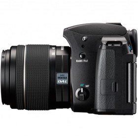 Resim Pentax KF APS-C dijital SLR fotoğraf makinesi kiti, 18-55 mm WR zoom objektifli, toz geçirmez, hava koşullarına dayanıklı, Vario-LCD ekran, siyah 