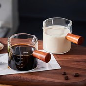 Resim Ölçü işaretleri bulunan ahşap kulplu cam kahve fincanı 
