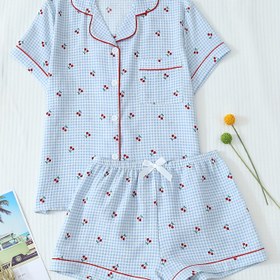 Resim İki parçalı Kadın Mavi Ekose Kiraz Baskılı Yazlık Pijama Takımı, Kısa Kollu Düğmeli Yaka ve Fiyonklu Şortlu Gömlek, Bahar ve Yaz için Rahat Ev Giysileri 