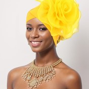 Resim Büyük Yan Çiçekli Zarif Kadın Moda Türban Şapka - Akşam Yemekleri ve Partiler için Afrika Etnik Tarz Başörtüsü - %100 Polyester Örme Kumaş, Esnek Uyum, Tüy Yok 