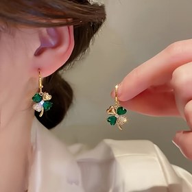 Resim Bir Çift Trend ve Çok Yönlü Şanslı Dört Yapraklı Yonca Küpe. 