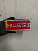 Resim Kırmızı Renk Üzeri Hologram Renk Hallederiz Yazılı Vantuzlu Cam Süsü 