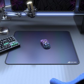 Resim SALDIRI KÖPEK CM03 Pro Oyun Fare Pedi - Büyük, Su Geçirmez, Kaymaz Kauçuk Taban, Ergonomik Tasarım, Holografik Laminasyon, Gradyan Gri, 450x400x4mm, Esports ve Hızlı Oyunlar için İdeal, Oyun Aksesuarları | Modern Oyun Kurulumu | Dayanıklı Fare Pedi 