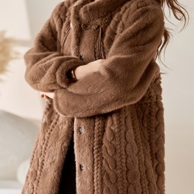 Resim Kadınların Zarif Kahverengi Suni Kürk Montu - Orta Uzunluklu Kış Ceketi, Uzun Kollu, Düğmeli Ön, Kapaklı Cep, Polyester Astar, Makinede Yıkanabilir, Kış Dış Giyim | Düğmeli Ceket | Dokulu 