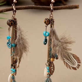 Resim 1 Çift Vintage Boho Tarzı Alaşım Klipsli Küpeler, Bohem Rüya Avcısı Tasarımı ile Turkuaz Boncuklar, Kehribar Kabuk Ayrıntıları ve Metalik Süsler, Delme Gerektirmeyen Şık Sallantılı Küpeler Günlük Kullanım veya Hediye İçin, Açık Gri Tüyler ve Kelebek Kanat Detayları, Kadınlar İçin Retro Bohem Takı, İlginç Küpeler 