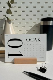 Resim 2026 Tipografik Masa Takvimi Siyah Beyaz Minimal Tasarım Ahşap Standlı Modern Takvim 