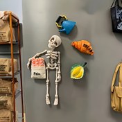 Resim 1 Adet Manyetik Hareketli Kafatası Buzdolabı Mıknatısı - "AGRI" Çanta & Meyve Ayrıntılı Retro İskelet Tasarımı, Mutfak/Restoran Dekoru için Dayanıklı Plastik Sekizgen Mıknatıslı, Komik Halloween/Noel Hediyesi, Hafif Ev Aksesuarı, Mizahi Tasarım 