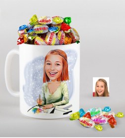 Resim Kişiye Özel Bayan Grafik Tasarımcı Karikatürlü Kupa Ve Haribo Fruitbons Şeker Hediye Seti-1 