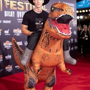 Resim 1 adet şişme Tyrannosaurus Rex kostümü, eğlenceli çizgi film figürü performans kıyafeti, Cadılar Bayramı, Noel hediyeleri, maskeli balolar ve doğum günü kutlamaları için uygun. Şişme boyutu referans değildir; ölçüleri göz ardı ediniz 