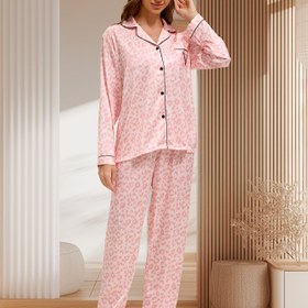 Resim Çift Uzun Buzlu Kaygan Lif Kumaş Pembe Leopar Desenli Seksi Şık Uzun Kollu Dönüş Yaka Düğme V Nakışlı Cep Üstü Elastik Bel Uzun Pantolon Kayma Rahat Pijama Seti Elastik Saten Sonbahar İnce Yeni Yıl Hediyesi En İyi Arkadaş Aynı Stil Moda Saten Ev Giysileri 