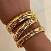 Resim Bold & Esnek Paslanmaz Çelik Bileklik - Altın Tonlu Ayarlanabilir Yaz Partileri İçin, Modaya Uygun Tasarım ve Rahat Kullanım, Dayanıklı Parlaklık, Katmanlı Takı Aksesuarları, Cilalı Yüzey 