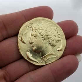 Resim Şık Eski Yunan Mitolojisi Artemis Ay Tanrıçası Metal Yaka - İnci Oyma Tasarımı, Altın Tonlu El Sanatları Süsü, Koleksiyoncular ve Tutkunlar İçin İdeal Hediye 