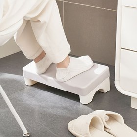 Resim Ofis masası altındaki uygun bir şekilde tasarlanmış ayaklık. PP malzemeyle üretilmiştir. Ofis kullanımı için tasarlanmış ergonomik ayaklık. Ofis, koltuk ve çalışma gibi çeşitli senaryolar için uygundur. 