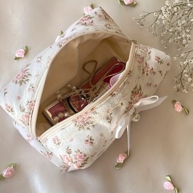 Resim 1 Adet Şık Beyaz Dantel Desenli ve Fiyonklu Kozmetik Çantası - Geniş Seyahat Makyaj Organizatörü, Kadınlar ve Erkekler İçin, Dayanıklı Kumaş, Çok Bölmeli, Tatil, Günlük Kullanım ve Hediye İçin İdeal, Yüksek Kalite Fermuarlı, Güzellik Tutkunları İçin Seyahat Çantası 