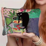 Resim Kaprisli Siyah Kedi & Japon Balığı Fermuarlı Makyaj Çantası - Canlı Çiçek Desenli Seyahat ve Makyaj Organizatörü - Dayanıklı Kumaş, Kadınlar için Unisex Hediye, Kedi Severler, Kız Kardeşler İçin - Şükran Günü & Doğum Günü Hediyesi, Güvenli Fermuar Kapatma, Tuvalet Çantası, Eğlenceli Baskı, Sağlam Yapı, Fermuarlı Kesme, Kız Kardeşlere Özel 