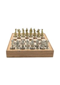 Resim Gifthome Büyük Boy Metal İngiliz Satranç Takımı Parlak Ve Rustik Desenli Sandıklı Mdf Tahtası 36x36x6 Cm. 