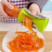 Resim 1 adet Manuel Sebze Dilimleyici Paslanmaz Çelik Bıçak ile - Kalın ve İnce Noodle, Zürafa, Kabak, Salatalık, Havuç için Çok Renkli Seçenekler - Verimli Dilimleme için Dayanıklı Plastik Mutfak Aracı, Elektrik Gerektirmez, Sebze Dilimleyici ve Doğrayıcı, Yiyecek Hazırlığı, Ergonomik Tasarım, Sağlam Yapı, Ev Yemekleri, Kompakt Tasarım, Yüksek Kaliteli Malzeme, Pişirme Tutkunları, Sebze Doğrayıcı, Mutfak Aksesuarı, Mutfak Mandolin, Sebze Spiralizer, Patates Spiral Kesici, Sebze 