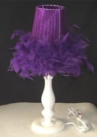 Resim TEKAY AYDINLATMA Mor Tüylü Abajur Beyaz Ahşap Ayaklı Yatak Odası Abajuru Mor 