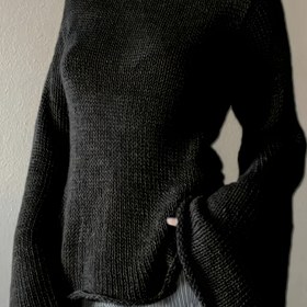 Resim Kadınlar için bir şık sırtı açık kazak, bağcıklı bir tasarımla bahar ve sonbahar için mükemmel. 