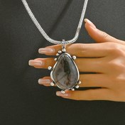 Resim Trendy bir vintage tarzı gümüş rengi herringbone zincir, bir su damlası şeklindeki büyük metal parça ile bir mürekkep çiçeği deseni ve büyük reçine pendent ile eşleştirilmiştir. Sonbahar ve kış kazak kıyafetleri için uygundur ve tüm mevsimlerde giyilebilir. 