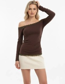 Resim Kadın Kayık Yaka Asimetrik Büzgülü Dantel Detay Slim Fit Penye Bluz 13015 Kahve 