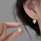 Resim Minimalist ve nispeten tasarım hissiyatıyla kadınlar için akçaağaç yapraklı küpeler. Yaprak yaprak küpeler 