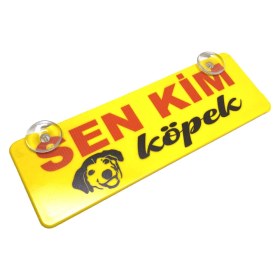 Resim Fantastik Store Sen Kim Köpek Yazılı Sarı Dekor Plaka Vantuzlu Cam Süsü 22X7.5CM 