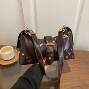 Resim Vintage Y2K Kadın Omuz Çantası, Punk Tarzı Perçinli El Çantası, Retro Motosiklet Tote, Perçin ve Kare Süslemeli Şık Çanta, Ayarlanabilir Askılı, Rocker Esintili Tasarım - Günlük Kullanım, Müzik Festivalleri, Halloween, Casual Seyahat İçin - 4 Renk Seçeneği: Siyah/Beyaz/Kırmızı/Kahverengi 