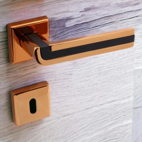 Resim Badem10 Defne Lüx Rose Gold Kare Rozetli Oda Kapısı Uyumlu Kapı Kolu Sağa ve Sola Uygun Kolları 1 Takım 