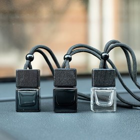 Resim Araba Boyası Dört Kare Kapak Siyah Kapak Parfüm Şişesi 