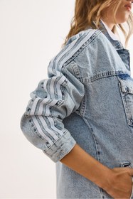 Resim Olalook Kadın Açık Mavi Kol Şeritli Rahat Kalıp Denim Ceket CKT-19000471 