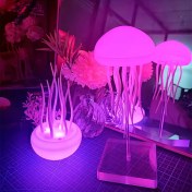 Resim Modern Denizanası Masa Lambası, USB Şarj Edilebilir, Ayarlanabilir Renk Değiştiren LED Gece Işığı ile Cilalı Plastik Taban, Açma/Kapama Kontrollü Deniz Manzaralı Tema Aydınlatması, Şarj Edilebilir Li-İyon Pil, Ev Dekorasyonu İçin 