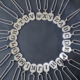 Resim 1 adet Moda ve Kişiselleştirilmiş, Geometrik Kare Boş 26 İngilizce Harfli Kolye Paslanmaz Çelik Kolye, Erkekler ve Kadınlar için Basit ve Çok Yönlü Aksesuarlar. 