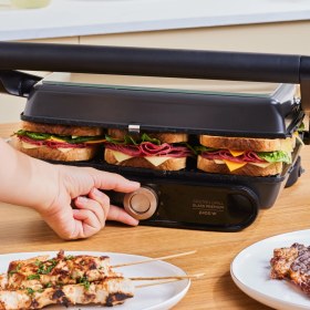 Resim Karaca Gastro Grill Glass 2400W Tost ve Izgara Makinesi Walnut Brown 6 Dilim Kapasiteli 