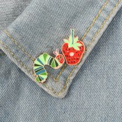 Resim 2 Adet Sevimli Tırtıl & Çilek Emaye Rozetleri - Ceketler, Sırt Çantaları & Şapkalar için Fantastik Kırmızı Alaşım Moda Aksesuarları | Yeşil Yapraklar & Çilek Detaylı Renkli Karikatür Tasarım 