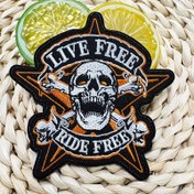 Resim 1 Adet Motosiklet Kafatası ve Kemikler Ütüleme/Dikiş Yaması - "LIVE FREE RIDE FREE" Tasarımı, Turuncu/Beyaz/Siyah Yüksek Kalite Nakış, Ceketler, Sırt Çantaları, DIY Giysi Süslemesi, Motosiklet Aksesuarları, Canlı Amblem, Yüksek Kaliteli Kumaş 